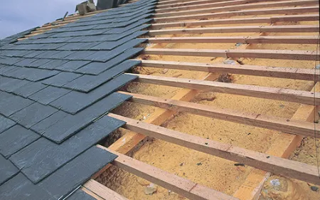 instalación de tejas de pizarra en el tejado en santiago de compostela